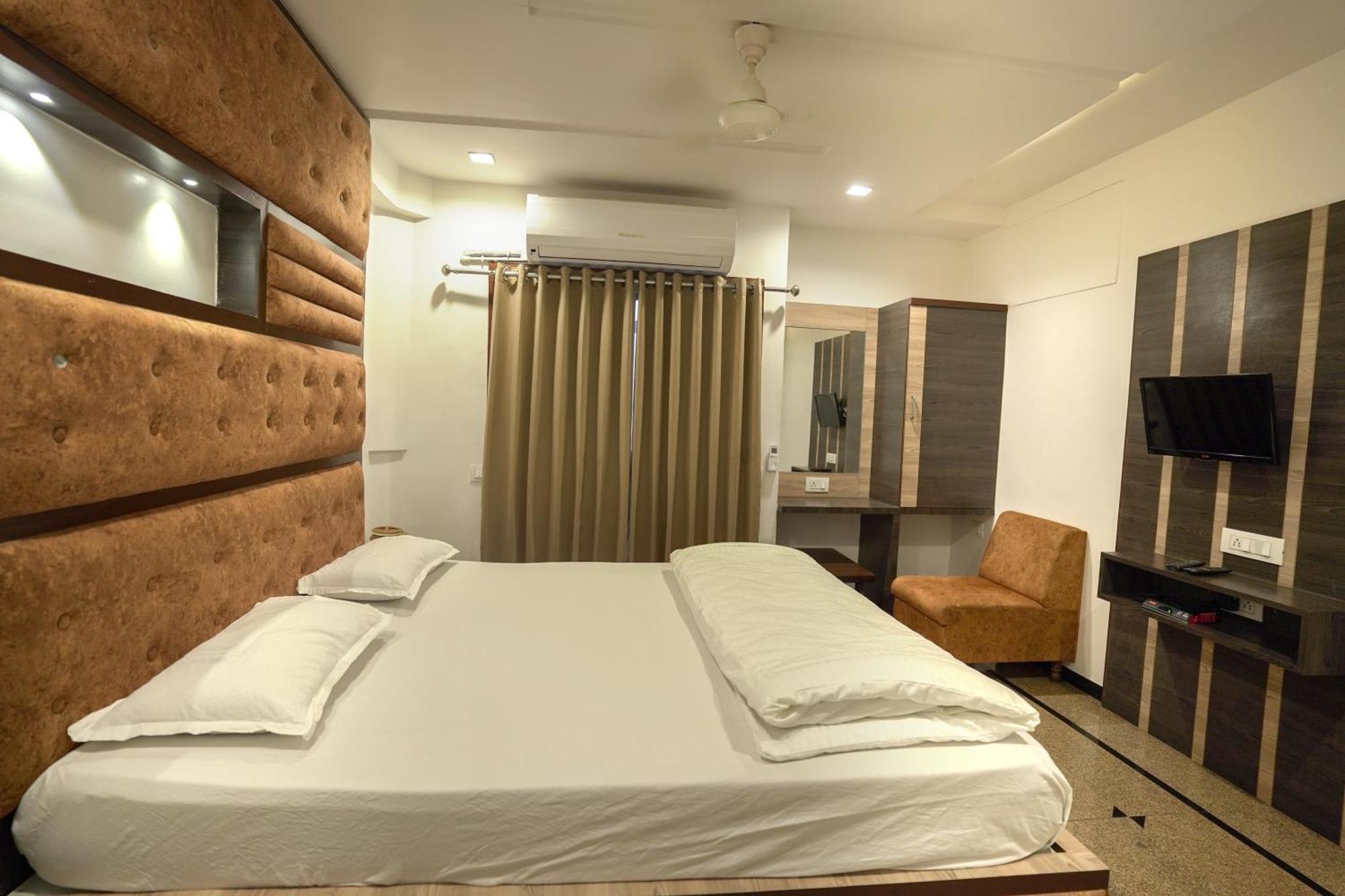 Hotel Shertown Ahmedabad Exterior photo