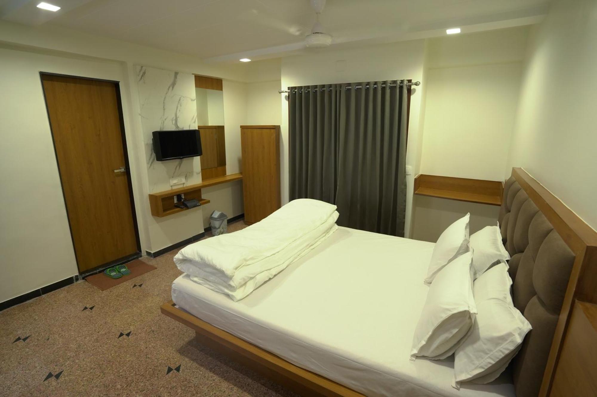 Hotel Shertown Ahmedabad Exterior photo